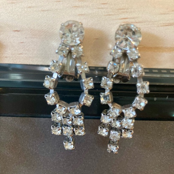 Bundle of Four Pairs of Glamorous Vintage Rhinestone Clip-On Earrings - Picture 4 of 11